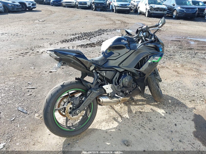 2025 Kawasaki Ninja VIN ML5EXER11SDAF6432 IAAI salvage auction — ROLLOVER, Salvage Title, sold $875 on 2026-09-03 (photo 4)