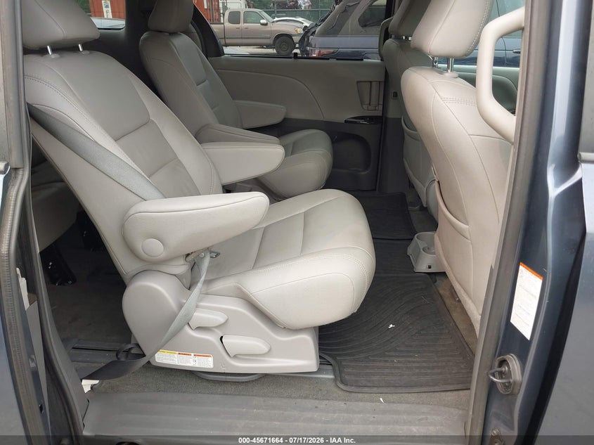 2017 Toyota Sienna VIN 5TDDZ3DC3HS162386 IAAI salvage auction — NORMAL WEAR, Salvage Title, sold $1,650 on 2026-07-23 (photo 8)