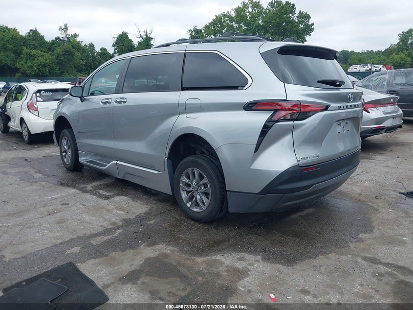2022 Toyota Sienna VIN 5TDJRKEC4NS081257 IAAI salvage auction — SIDE, Wait Title, sold $24,000 on 2026-08-20 (photo 3)