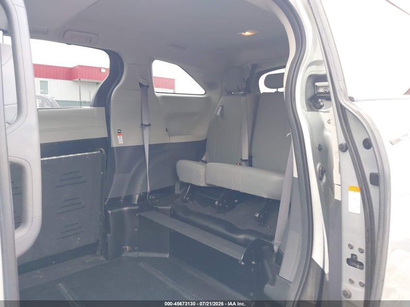 2022 Toyota Sienna VIN 5TDJRKEC4NS081257 IAAI salvage auction — SIDE, Wait Title, sold $24,000 on 2026-08-20 (photo 8)