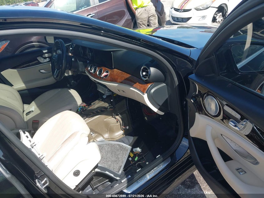 2019 Mercedes-benz E-klasse VIN WDDZF4JB3KA516885 IAAI salvage auction — WATER/FLOOD, Rebuildable (Florida), sold $4,700 on 2026-08-20 (photo 5)