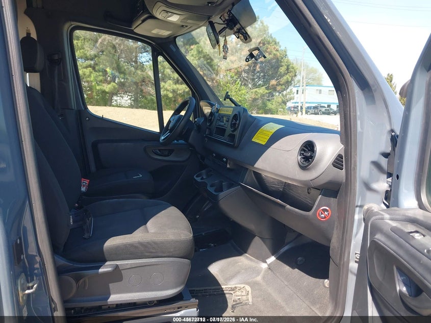 2019 Mercedes-benz Sprinter VIN WD4PF0CD6KP077449 IAAI salvage auction — LEFT & RIGHT, Clear (New Jersey), sold $3,650 on 2026-07-29 (photo 5)