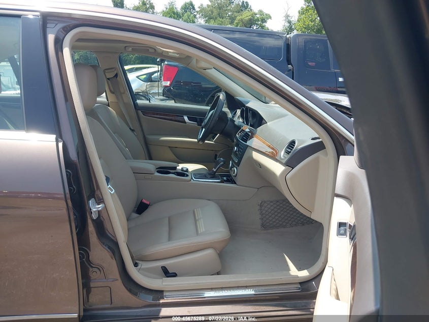 2014 Mercedes-benz C-klasse VIN WDDGF8AB1EA914633 IAAI salvage auction — FRONT END, Wait Title, sold $2,200 on 2026-09-05 (photo 5)