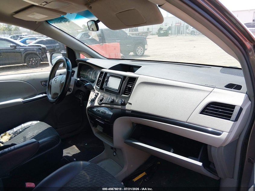 2011 Toyota Sienna VIN 5TDXK3DC7BS033320 IAAI salvage auction — NORMAL WEAR, Clear (Illinois), sold $1,050 on 2026-07-29 (photo 5)