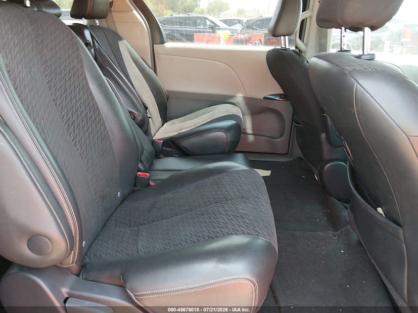 2011 Toyota Sienna VIN 5TDXK3DC7BS033320 IAAI salvage auction — NORMAL WEAR, Clear (Illinois), sold $1,050 on 2026-07-29 (photo 8)