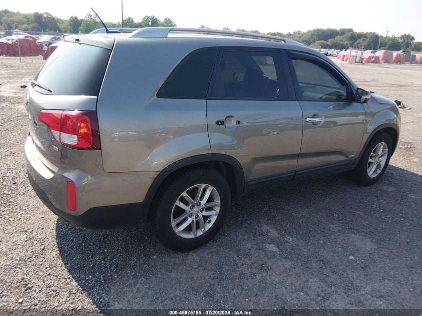2015 Kia Sorento VIN 5XYKTCA63FG585017 IAAI salvage auction — NORMAL WEAR, Clear (Delaware), sold $900 on 2026-07-30 (photo 4)