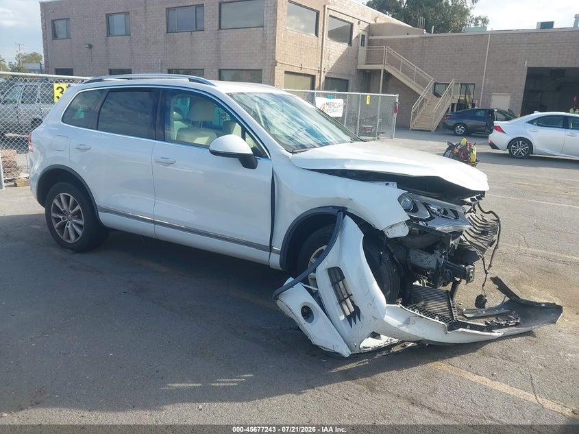 2013 Volkswagen Touareg VIN WVGEP9BP2DD013441 IAAI salvage auction — FRONT END, Salvage Title, sold $825 on 2026-08-10 (photo 1)
