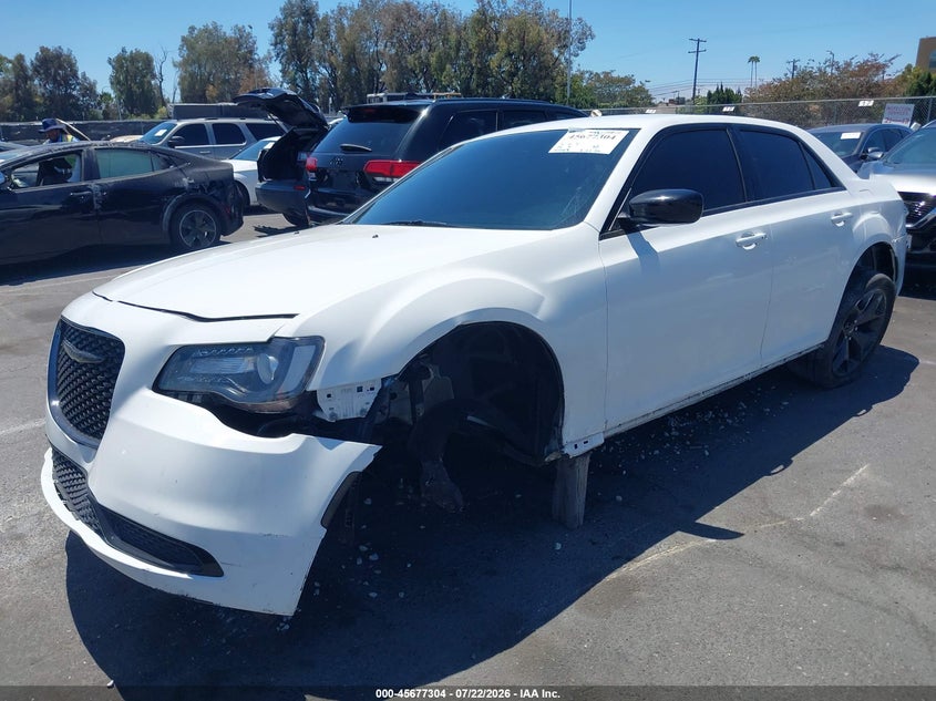 2020 Chrysler 300 VIN 2C3CCAAG2LH160312 IAAI salvage auction — SIDE, Wait Title, sold $1,950 on 2026-08-19 (photo 2)