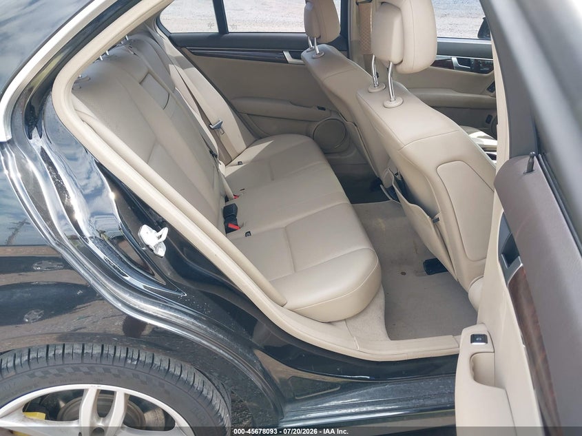 2014 Mercedes-benz C-klasse VIN WDDGF8AB0ER325347 IAAI salvage auction — WATER/FLOOD, Wait Title, sold $1,400 on 2026-08-17 (photo 8)