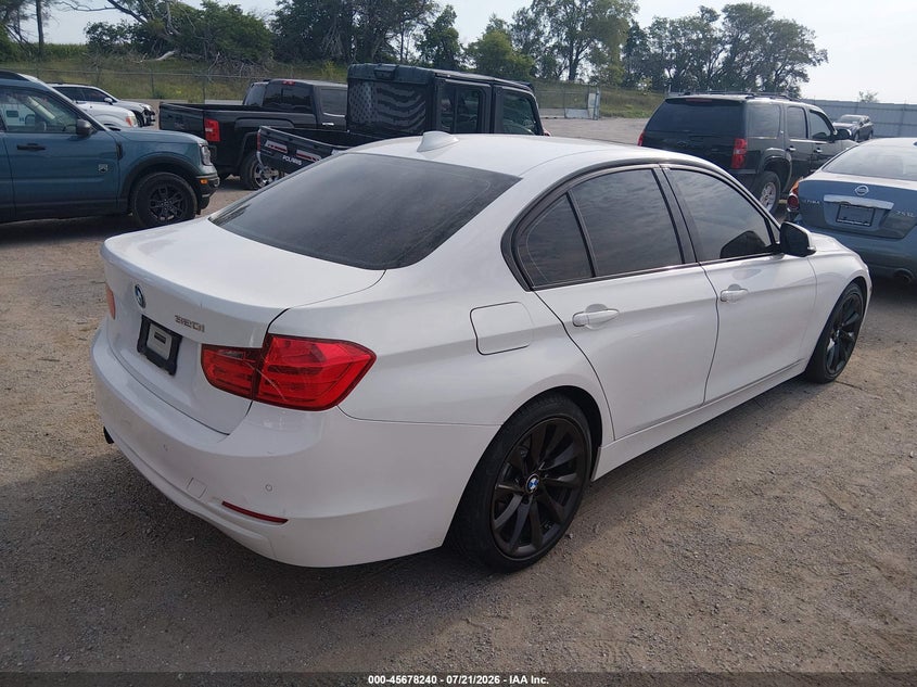 2015 BMW 3er VIN WBA3C3G51FNT51869 IAAI salvage auction — NORMAL WEAR, Salvage Title, sold $1,900 on 2026-08-20 (photo 4)