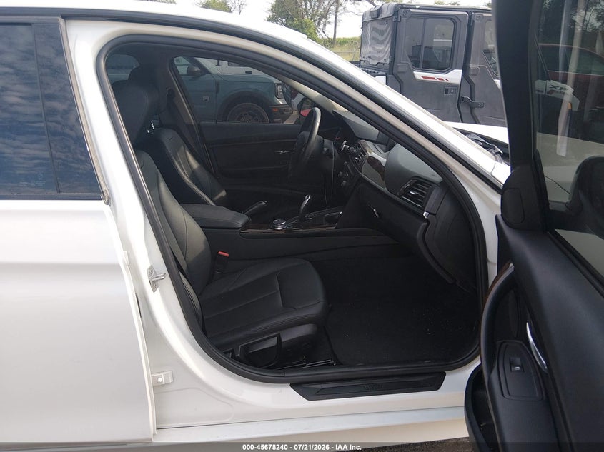 2015 BMW 3er VIN WBA3C3G51FNT51869 IAAI salvage auction — NORMAL WEAR, Salvage Title, sold $1,900 on 2026-08-20 (photo 5)