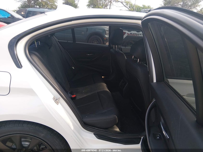 2015 BMW 3er VIN WBA3C3G51FNT51869 IAAI salvage auction — NORMAL WEAR, Salvage Title, sold $1,900 on 2026-08-20 (photo 8)