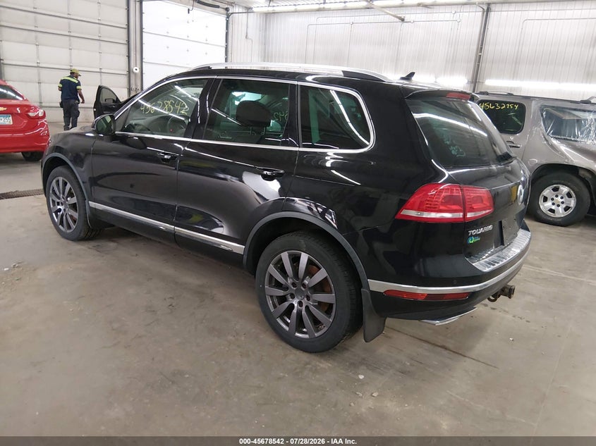 2016 Volkswagen Touareg VIN WVGEP9BP2GD003304 IAAI salvage auction — NORMAL WEAR, Clear (Minnesota), sold $4,150 on 2026-08-11 (photo 3)