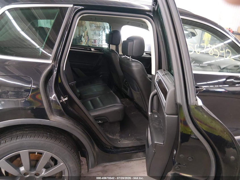 2016 Volkswagen Touareg VIN WVGEP9BP2GD003304 IAAI salvage auction — NORMAL WEAR, Clear (Minnesota), sold $4,150 on 2026-08-11 (photo 8)