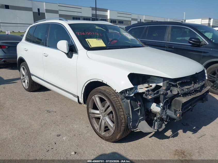 2016 Volkswagen Touareg VIN WVGEF9BP5GD005356 IAAI salvage auction — FRONT END, Salvage (Texas), sold $2,200 on 2026-08-11 (photo 1)