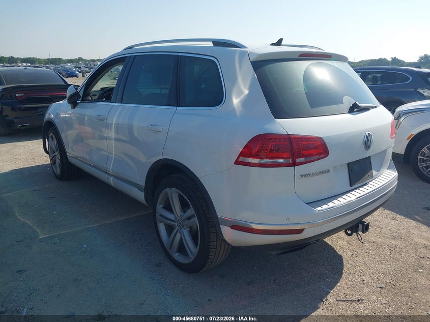 2016 Volkswagen Touareg VIN WVGEF9BP5GD005356 IAAI salvage auction — FRONT END, Salvage (Texas), sold $2,200 on 2026-08-11 (photo 3)