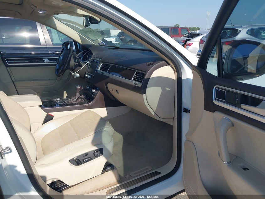 2016 Volkswagen Touareg VIN WVGEF9BP5GD005356 IAAI salvage auction — FRONT END, Salvage (Texas), sold $2,200 on 2026-08-11 (photo 5)