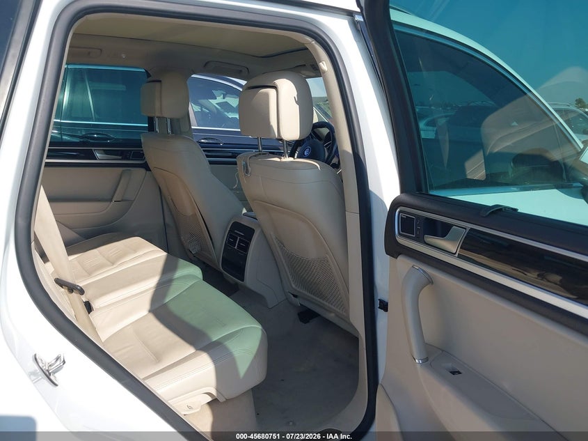 2016 Volkswagen Touareg VIN WVGEF9BP5GD005356 IAAI salvage auction — FRONT END, Salvage (Texas), sold $2,200 on 2026-08-11 (photo 8)