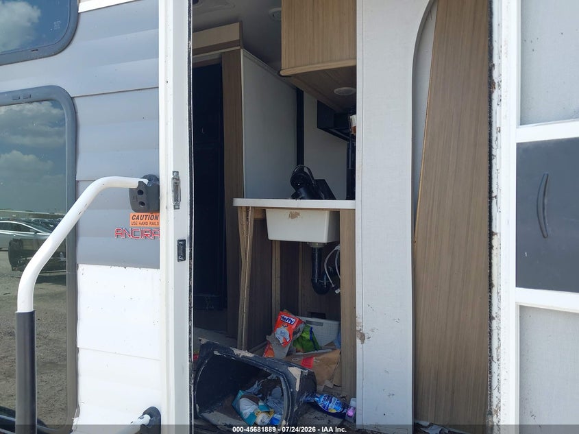 2025 Forest riv 32veranda VIN 4X4TWDH24SA281090 IAAI salvage auction — WATER/FLOOD, Non-Repairable (Texas), sold $1,000 on 2026-08-24 (photo 5)