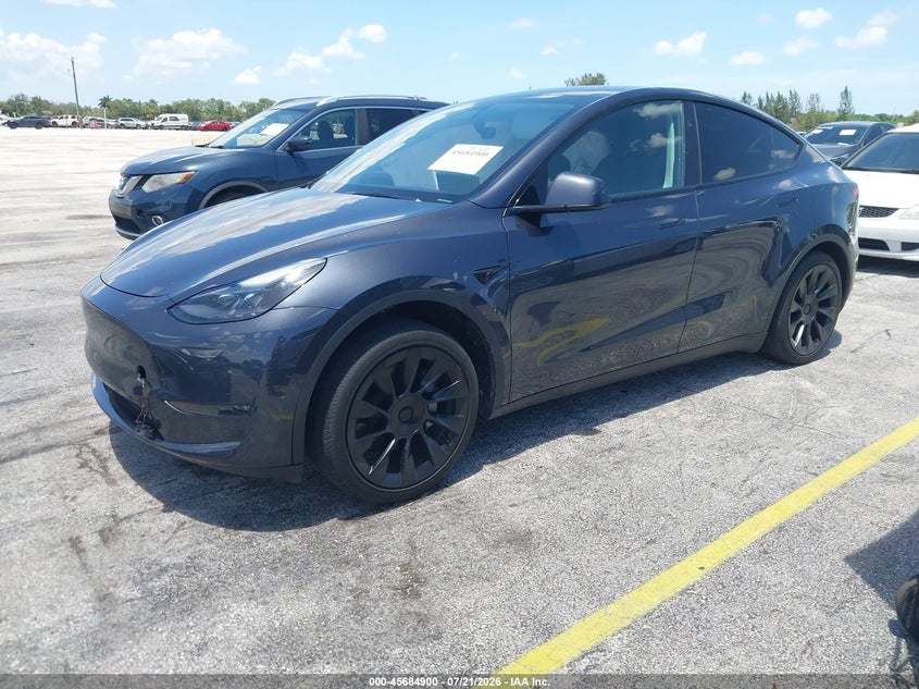2024 Tesla Model y VIN 7SAYGDEE2RA255659 IAAI salvage auction — SIDE, Wait Title, sold $10,700 on 2026-08-28 (photo 2)