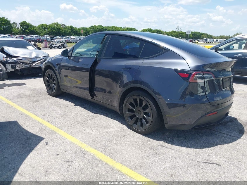 2024 Tesla Model y VIN 7SAYGDEE2RA255659 IAAI salvage auction — SIDE, Wait Title, sold $10,700 on 2026-08-28 (photo 3)