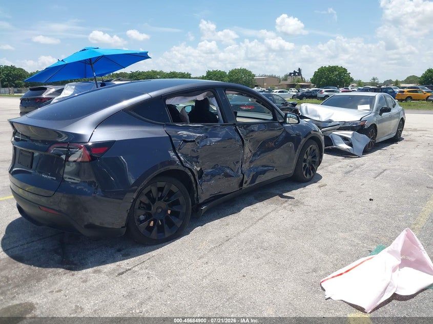 2024 Tesla Model y VIN 7SAYGDEE2RA255659 IAAI salvage auction — SIDE, Wait Title, sold $10,700 on 2026-08-28 (photo 4)