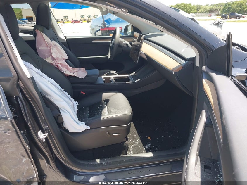2024 Tesla Model y VIN 7SAYGDEE2RA255659 IAAI salvage auction — SIDE, Wait Title, sold $10,700 on 2026-08-28 (photo 5)