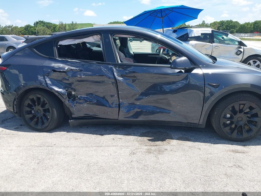 2024 Tesla Model y VIN 7SAYGDEE2RA255659 IAAI salvage auction — SIDE, Wait Title, sold $10,700 on 2026-08-28 (photo 6)