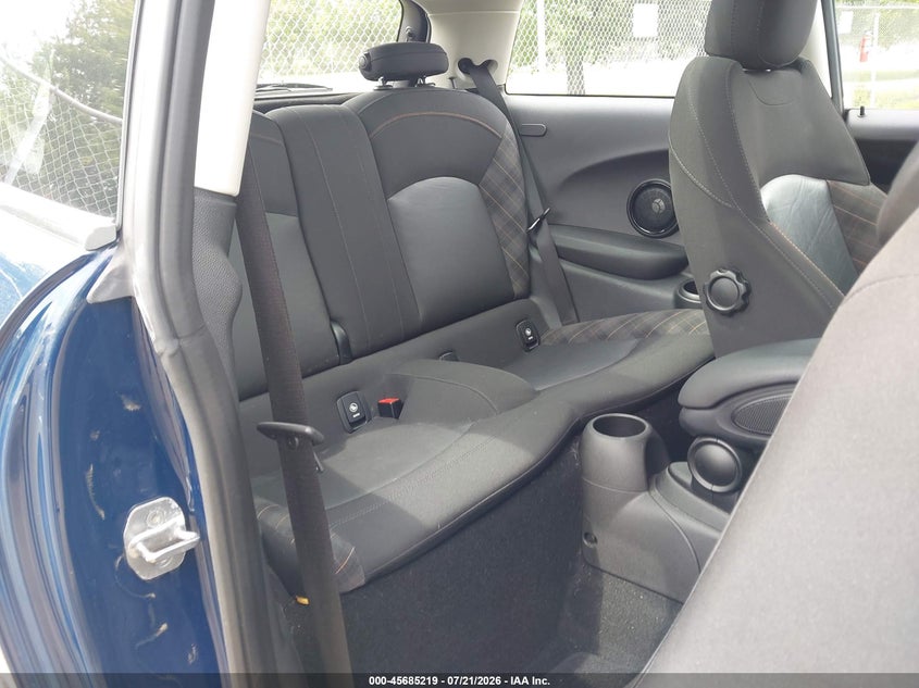 2017 Mini Hard top VIN WMWXP7C31H3C62015 IAAI salvage auction — WATER/FLOOD, Salvage Title, sold $2,750 on 2026-08-17 (photo 8)