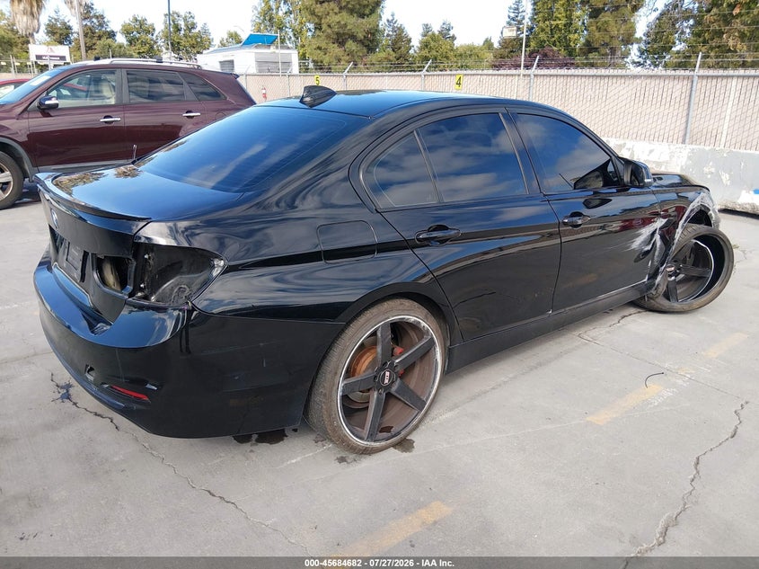 2017 BMW 3er VIN WBA8B9G53HNU49574 IAAI salvage auction — NORMAL WEAR, App For Dup Clear (California), sold $350 on 2026-08-03 (photo 4)