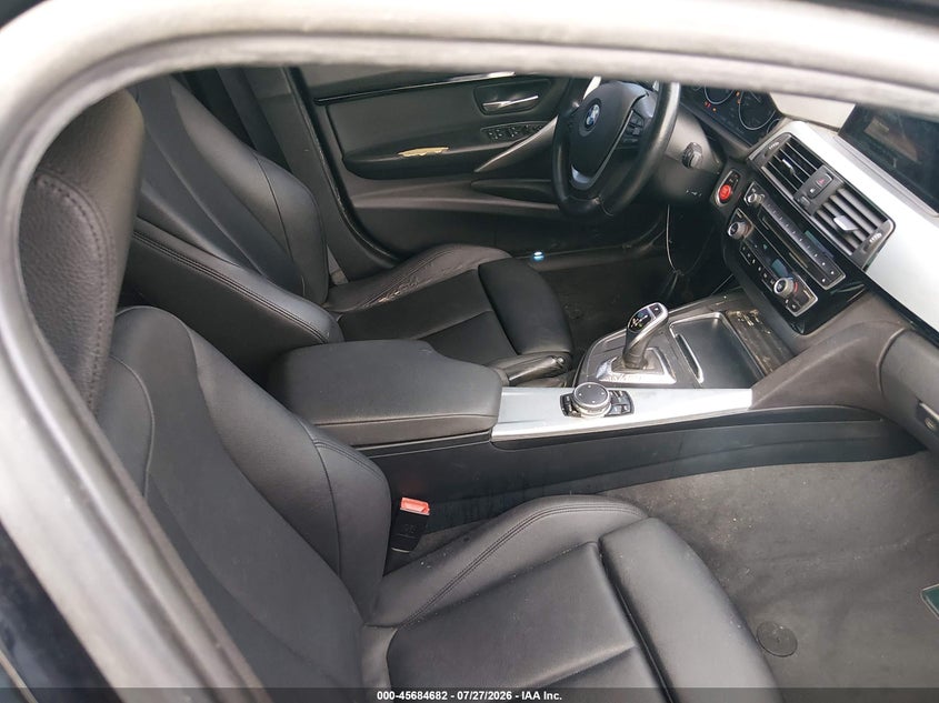 2017 BMW 3er VIN WBA8B9G53HNU49574 IAAI salvage auction — NORMAL WEAR, App For Dup Clear (California), sold $350 on 2026-08-03 (photo 5)