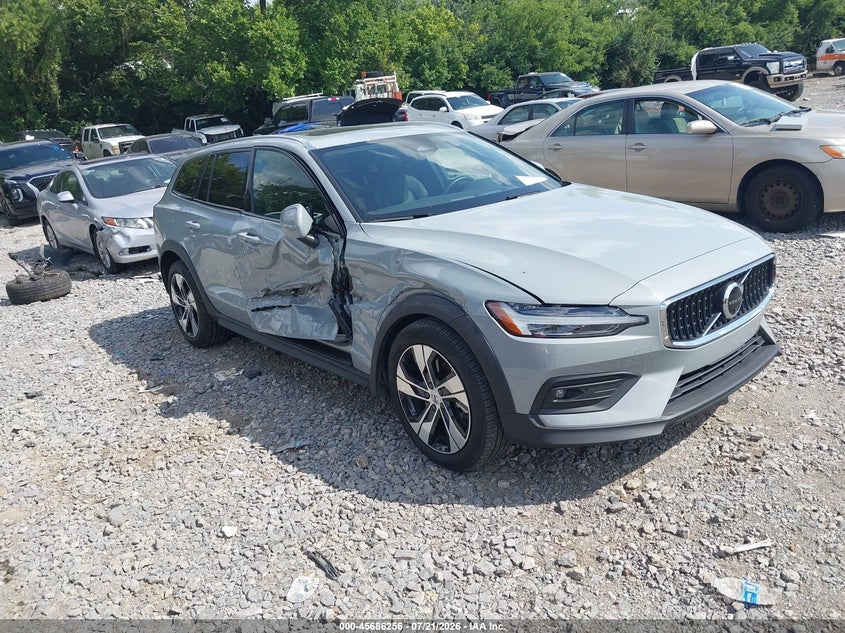 2025 Volvo V60 cross country VIN YV4L12WK5S2147613 IAAI salvage auction — RIGHT SIDE, Salvage Title, sold $13,350 on 2026-08-13 (photo 1)