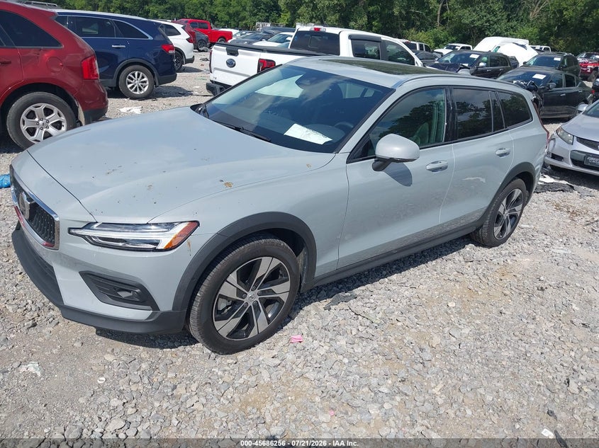 2025 Volvo V60 cross country VIN YV4L12WK5S2147613 IAAI salvage auction — RIGHT SIDE, Salvage Title, sold $13,350 on 2026-08-13 (photo 2)