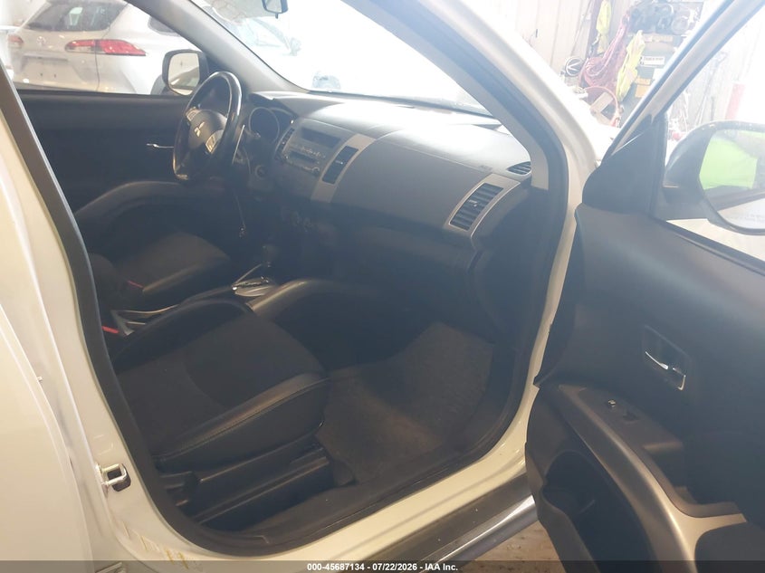 2011 Mitsubishi Outlander VIN JA4JT3AW5BU036952 IAAI salvage auction — NORMAL WEAR, Clear (Michigan), sold $25 on 2026-07-28 (photo 5)