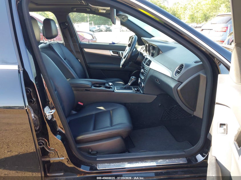 2013 Mercedes-benz C-klasse VIN WDDGF8AB0DR284393 IAAI salvage auction — WATER/FLOOD, Salvage Title, sold $1,200 on 2026-08-13 (photo 5)