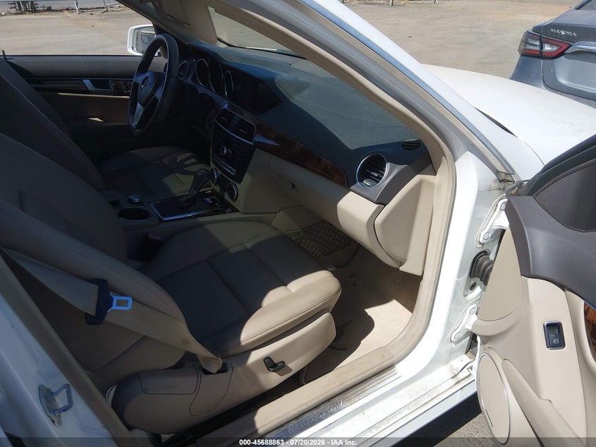 2014 Mercedes-benz C class VIN WDDGF4HB2ER312016 IAAI salvage auction — NORMAL WEAR, Clear (Tennessee), sold $900 on 2026-08-05 (photo 5)