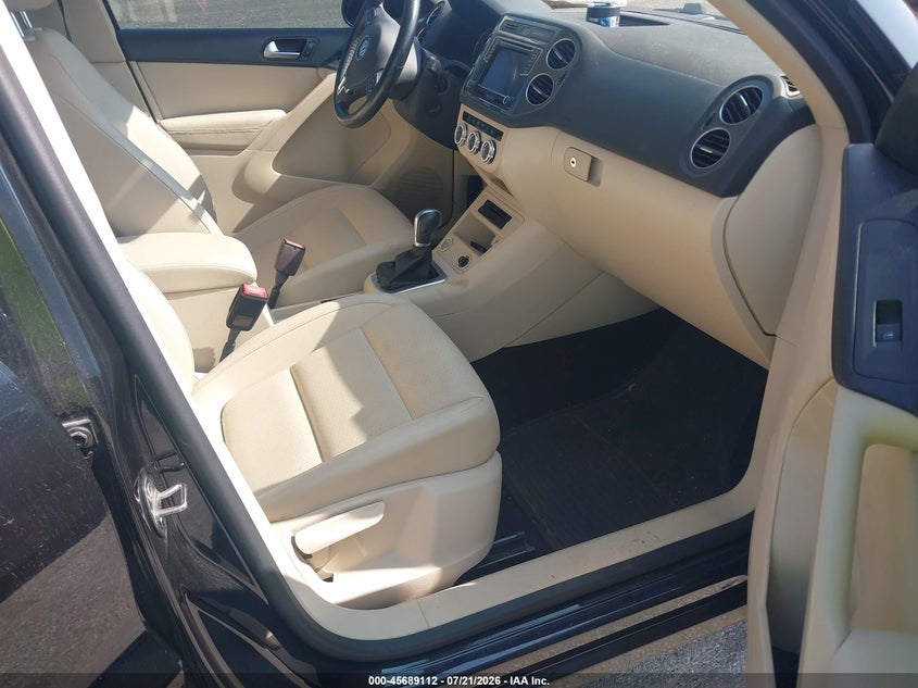 2017 Volkswagen Tiguan VIN WVGBV7AX3HW508210 IAAI salvage auction — NORMAL WEAR, Clear (Illinois), sold $1,250 on 2026-07-29 (photo 5)