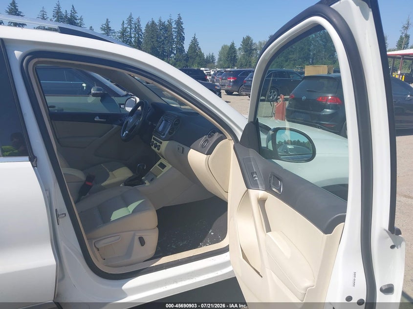 2017 Volkswagen Tiguan VIN WVGSV7AX8HW503813 IAAI salvage auction — NORMAL WEAR, Clear (Washington), sold $1,500 on 2026-08-05 (photo 5)