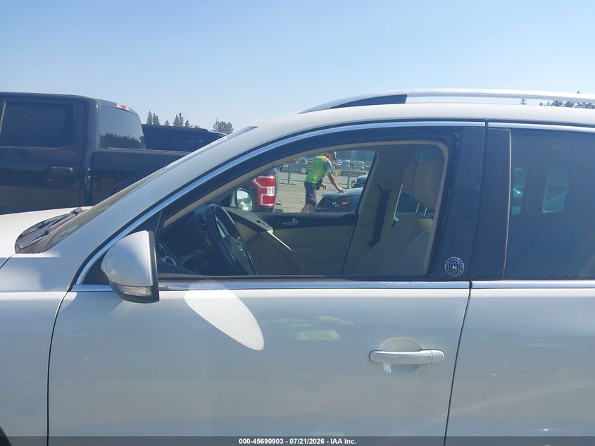 2017 Volkswagen Tiguan VIN WVGSV7AX8HW503813 IAAI salvage auction — NORMAL WEAR, Clear (Washington), sold $1,500 on 2026-08-05 (photo 6)