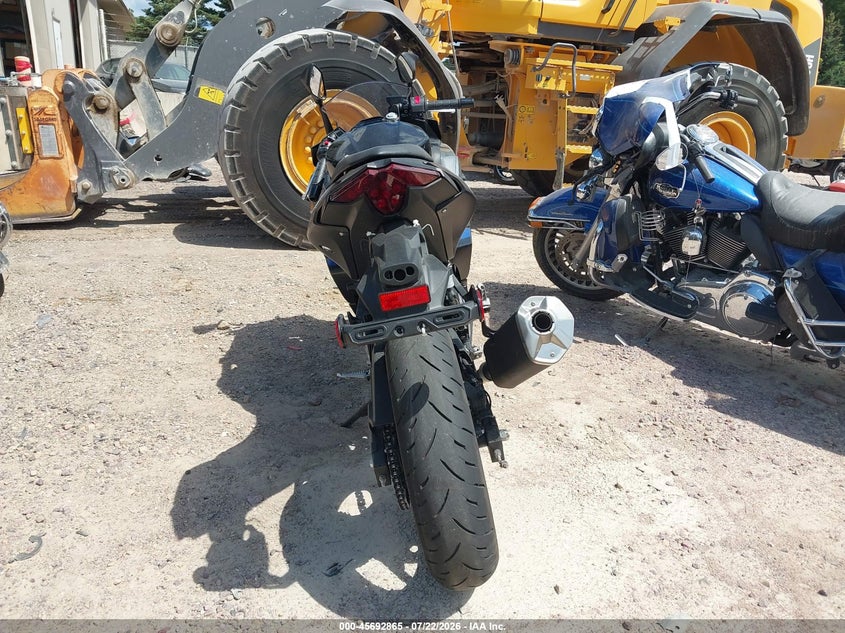 2025 Kawasaki Ninja VIN ML5EXGG10SDA71796 IAAI salvage auction — LEFT & RIGHT, Wait Title, sold $1,750 on 2026-09-17 (photo 6)