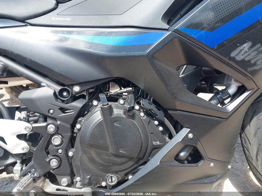 2025 Kawasaki Ninja VIN ML5EXGG10SDA71796 IAAI salvage auction — LEFT & RIGHT, Wait Title, sold $1,750 on 2026-09-17 (photo 8)
