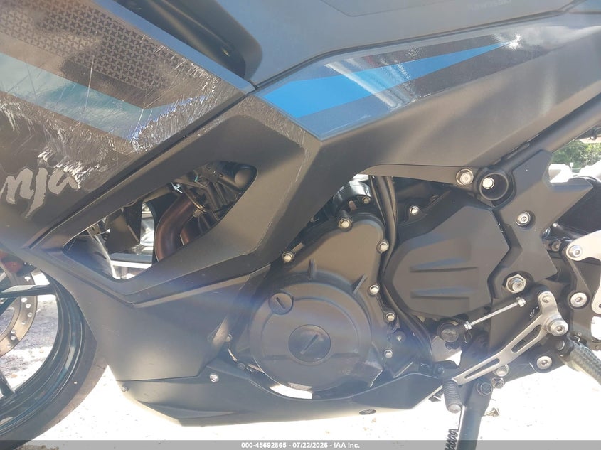 2025 Kawasaki Ninja VIN ML5EXGG10SDA71796 IAAI salvage auction — LEFT & RIGHT, Wait Title, sold $1,750 on 2026-09-17 (photo 9)