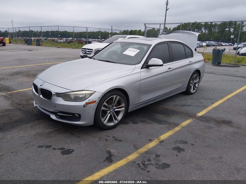 2012 BMW 3er VIN WBA3A5C52CF347763 IAAI salvage auction — NORMAL WEAR, Salvage Title, sold $400 on 2026-08-12 (photo 2)
