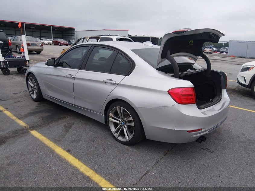 2012 BMW 3er VIN WBA3A5C52CF347763 IAAI salvage auction — NORMAL WEAR, Salvage Title, sold $400 on 2026-08-12 (photo 3)