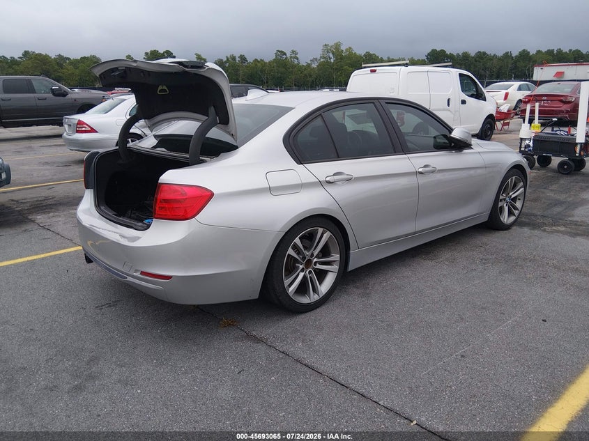 2012 BMW 3er VIN WBA3A5C52CF347763 IAAI salvage auction — NORMAL WEAR, Salvage Title, sold $400 on 2026-08-12 (photo 4)