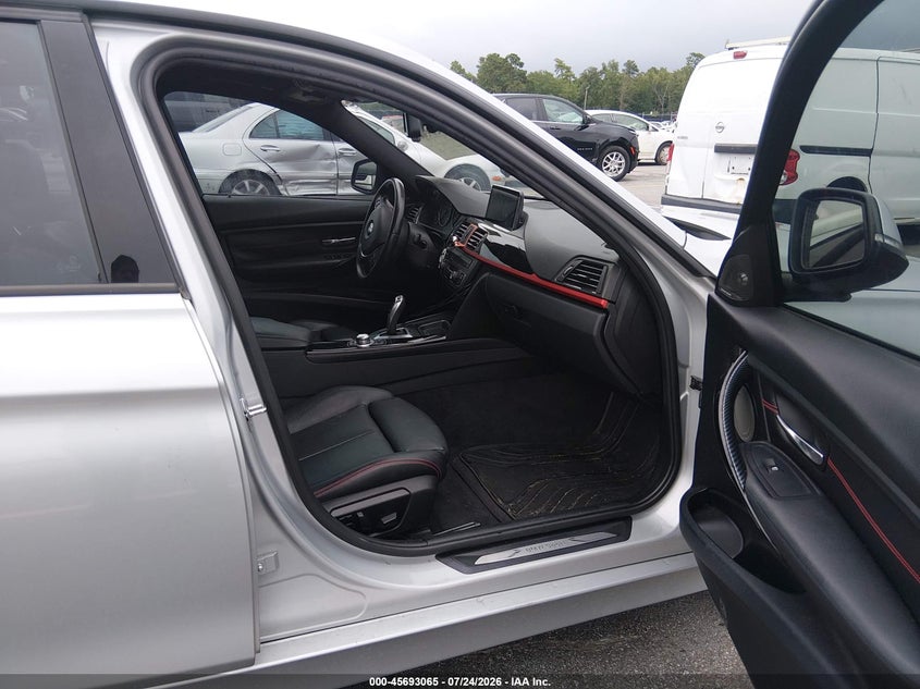 2012 BMW 3er VIN WBA3A5C52CF347763 IAAI salvage auction — NORMAL WEAR, Salvage Title, sold $400 on 2026-08-12 (photo 5)