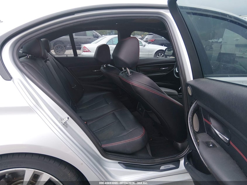 2012 BMW 3er VIN WBA3A5C52CF347763 IAAI salvage auction — NORMAL WEAR, Salvage Title, sold $400 on 2026-08-12 (photo 8)