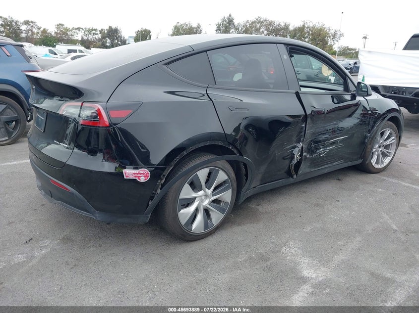 2024 Tesla Model y VIN 7SAYGAEE8RF983066 IAAI salvage auction — SIDE, Salvage Title, sold $16,100 on 2026-08-02 (photo 4)