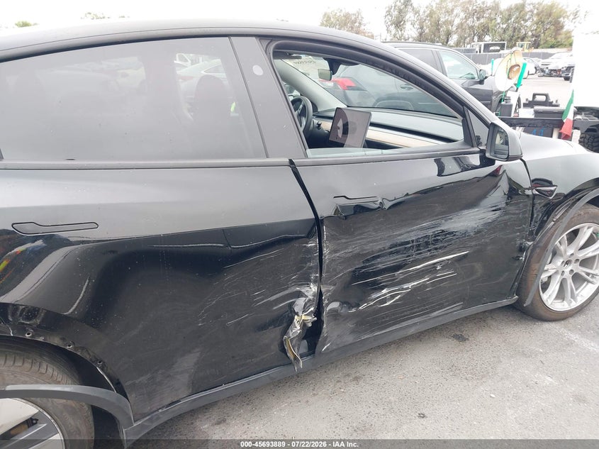 2024 Tesla Model y VIN 7SAYGAEE8RF983066 IAAI salvage auction — SIDE, Salvage Title, sold $16,100 on 2026-08-02 (photo 6)