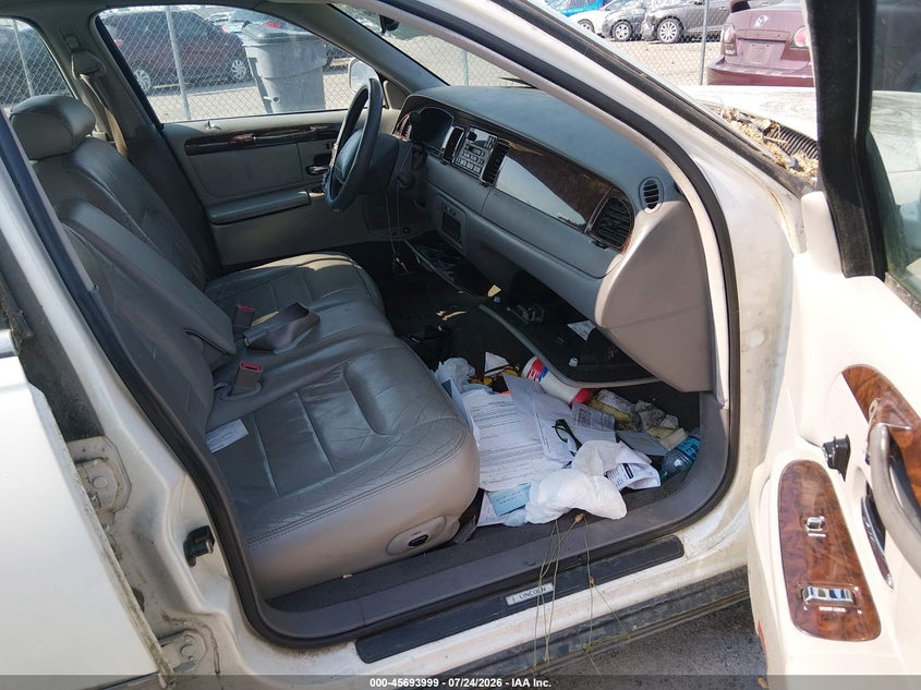1998 Lincoln TOWN CAR VIN 1LNFM82W3WY676298 IAAI salvage auction — NORMAL WEAR, Clear (Idaho), sold $150 on 2026-07-31 (photo 5)